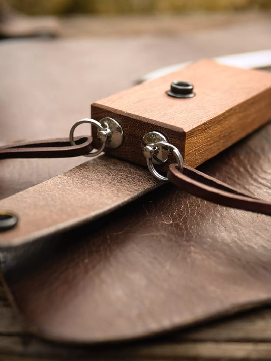 Campfire Spicetool - Salz & Pfeffer Outdoor Gewürz-Set aus Cumarouholz, Büffelleder und Edelstahl in zwei Farben