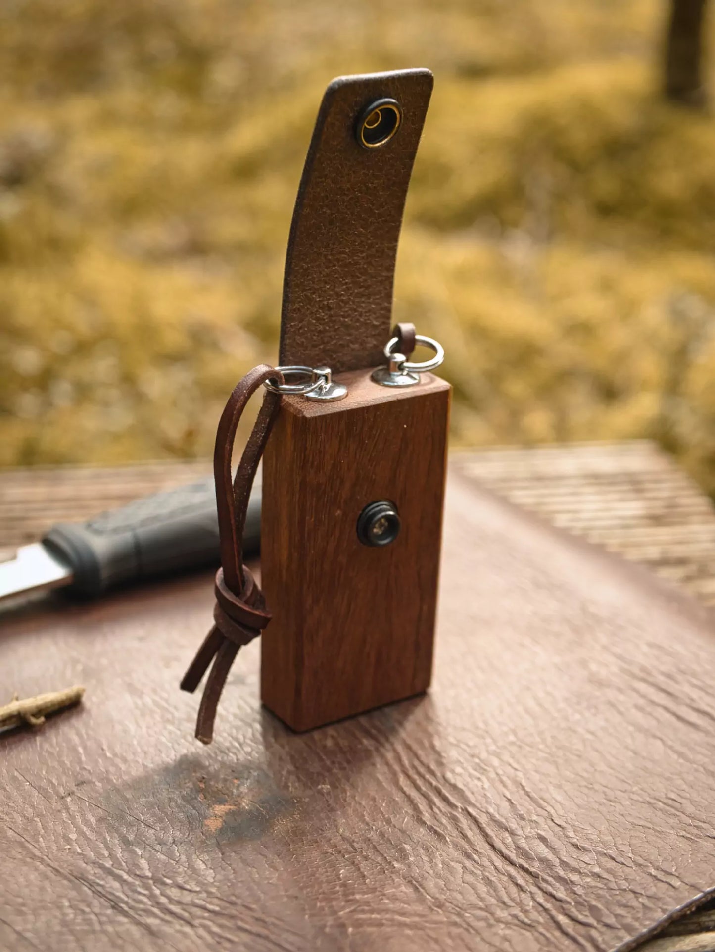 Campfire Spicetool - Salz & Pfeffer Outdoor Gewürz-Set aus Cumarouholz, Büffelleder und Edelstahl in zwei Farben