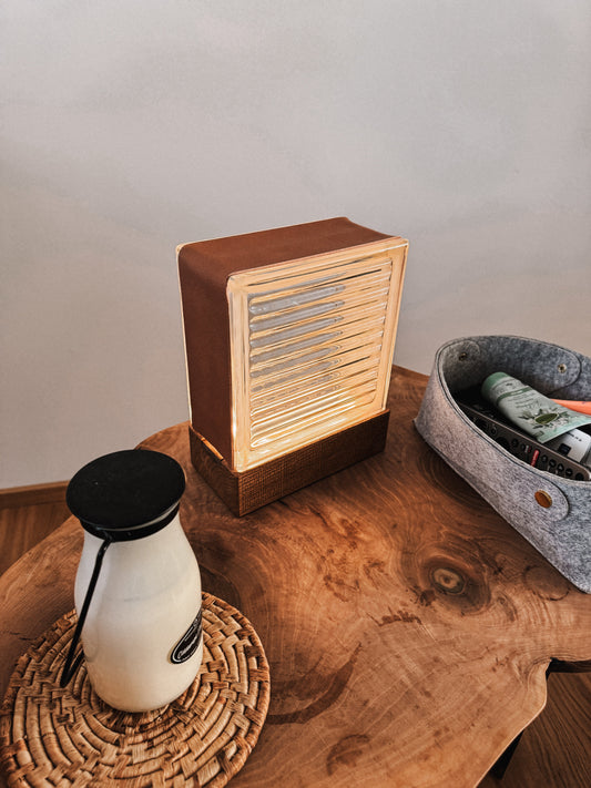Lampe aus Glasbaustein mit Leder und Eichenholzsockel