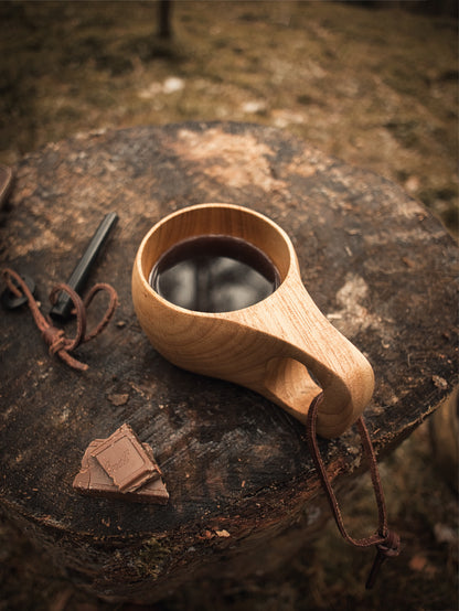Kuksa Holztasse aus Gummibaumholz – Skandinavischer Trinkbecher für Camping & Bushcraft | mit Leinensäckchen
