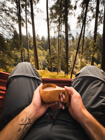 Kuksa Holztasse aus Gummibaumholz – Skandinavischer Trinkbecher für Camping & Bushcraft | mit Leinensäckchen