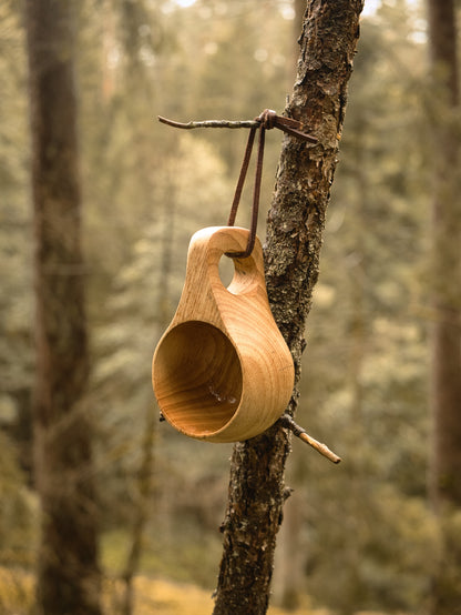 Kuksa Holztasse aus Gummibaumholz – Skandinavischer Trinkbecher für Camping & Bushcraft | mit Leinensäckchen