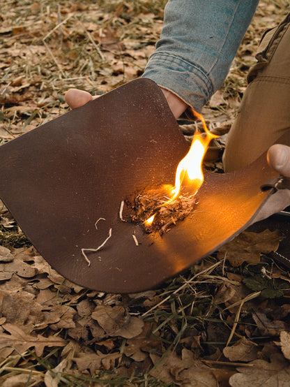 Bushcraft Ledermatte aus Büffelleder – Multifunktionale Outdoor Unterlage für Camping, Feuerstahl & Schnitzen