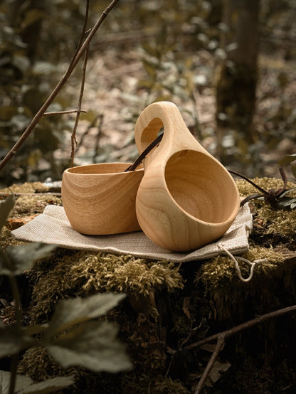 Kuksa Holztasse aus Gummibaumholz – Skandinavischer Trinkbecher für Camping & Bushcraft | mit Leinensäckchen