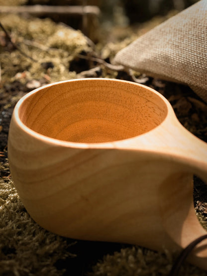 Kuksa Holztasse aus Gummibaumholz – Skandinavischer Trinkbecher für Camping & Bushcraft | mit Leinensäckchen