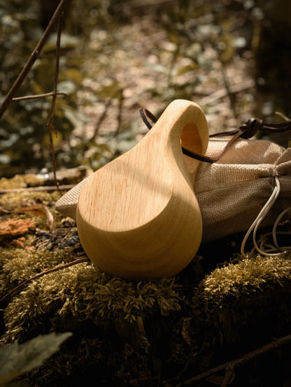 Kuksa Holztasse aus Gummibaumholz – Skandinavischer Trinkbecher für Camping & Bushcraft | mit Leinensäckchen