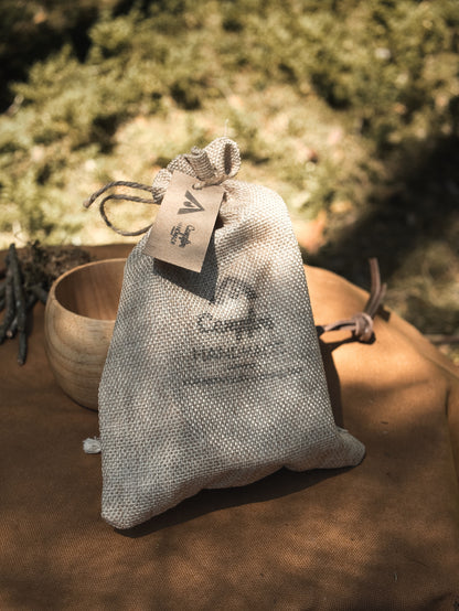 Kuksa Holztasse aus Gummibaumholz – Skandinavischer Trinkbecher für Camping & Bushcraft | mit Leinensäckchen