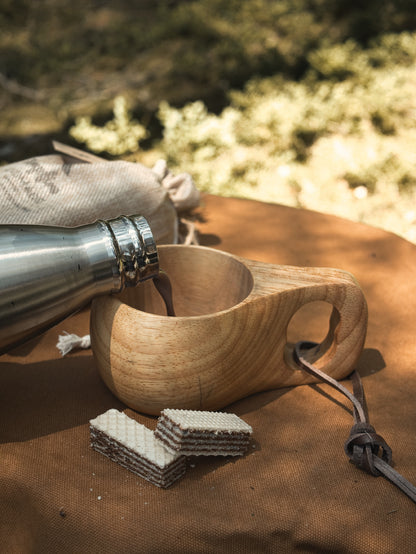 Kuksa Holztasse aus Gummibaumholz – Skandinavischer Trinkbecher für Camping & Bushcraft | mit Leinensäckchen