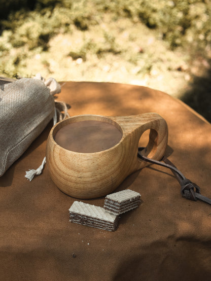 Kuksa Holztasse aus Gummibaumholz – Skandinavischer Trinkbecher für Camping & Bushcraft | mit Leinensäckchen