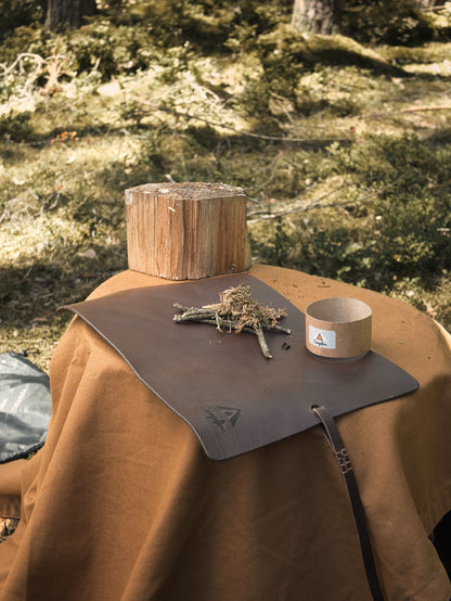 Bushcraft Ledermatte aus Büffelleder – Multifunktionale Outdoor Unterlage für Camping, Feuerstahl & Schnitzen