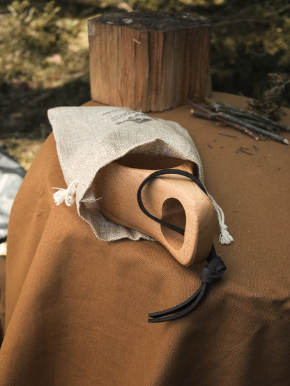 Kuksa Holztasse aus Gummibaumholz – Skandinavischer Trinkbecher für Camping & Bushcraft | mit Leinensäckchen