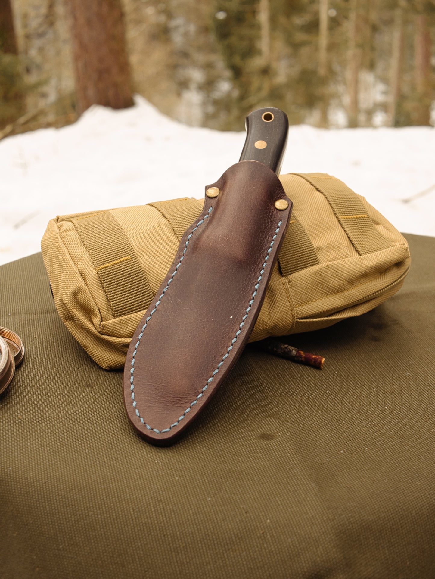 Lederscheide für Bushcraft Messer bis 100 mm Klingenlänge | Büffelleder Rechtsträger mit Belüftungssystem handgefertigt - kaffeebraun