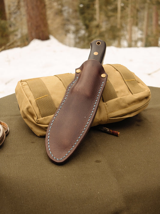 Lederscheide für Bushcraft Messer bis 100 mm Klingenlänge | Büffelleder Rechtsträger mit Belüftungssystem handgefertigt - kaffeebraun