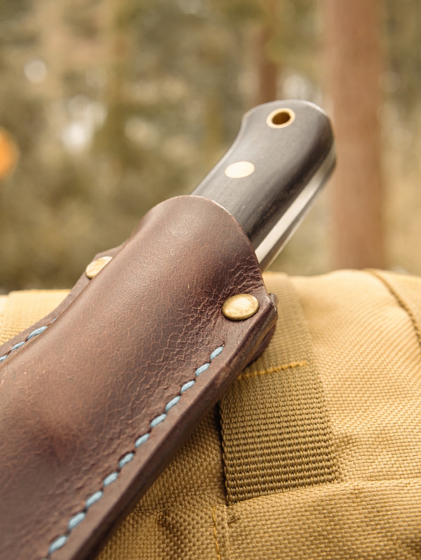 Lederscheide für Bushcraft Messer bis 100 mm Klingenlänge | Büffelleder Rechtsträger mit Belüftungssystem handgefertigt - kaffeebraun