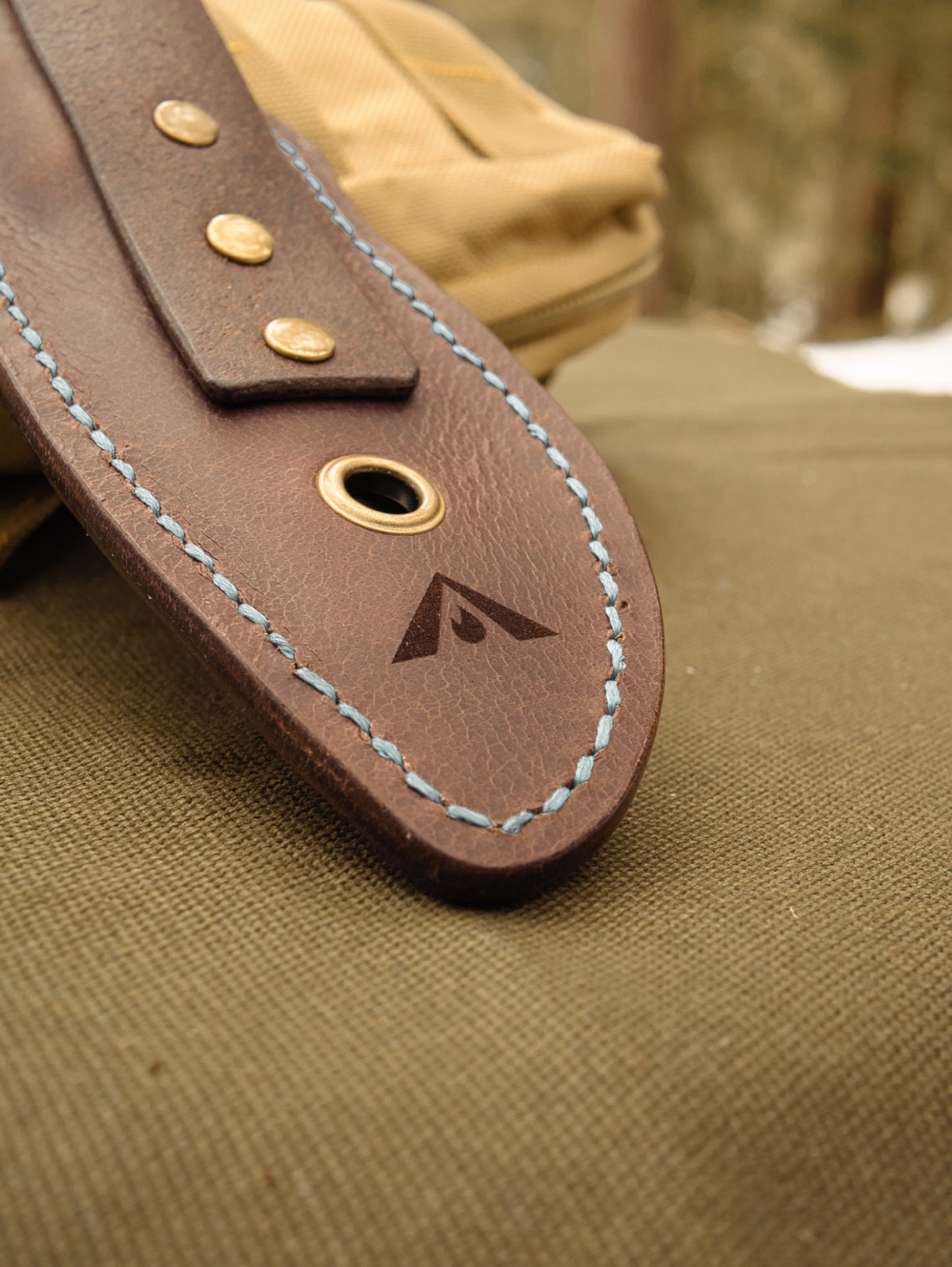 Lederscheide für Bushcraft Messer bis 100 mm Klingenlänge | Büffelleder Rechtsträger mit Belüftungssystem handgefertigt - kaffeebraun