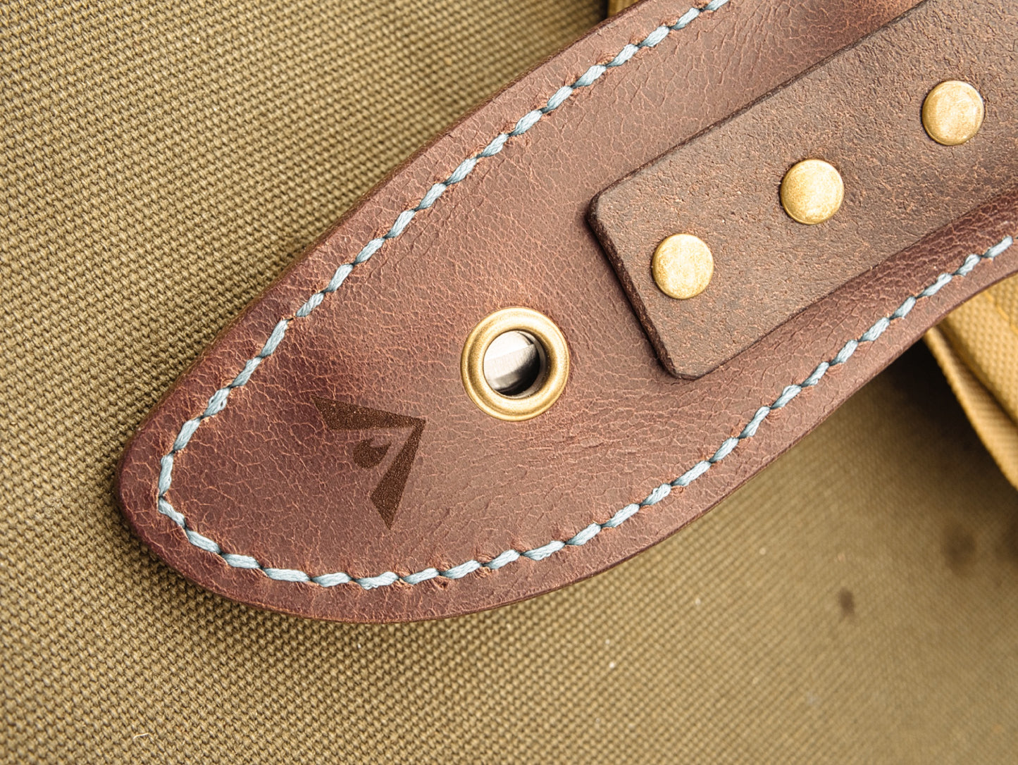 Lederscheide für Bushcraft Messer bis 100 mm Klingenlänge | Büffelleder Rechtsträger mit Belüftungssystem handgefertigt - kaffeebraun