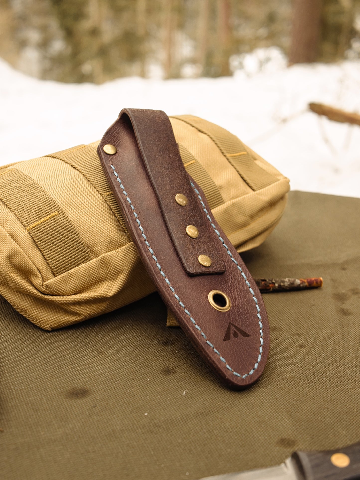 Lederscheide für Bushcraft Messer bis 100 mm Klingenlänge | Büffelleder Rechtsträger mit Belüftungssystem handgefertigt - kaffeebraun