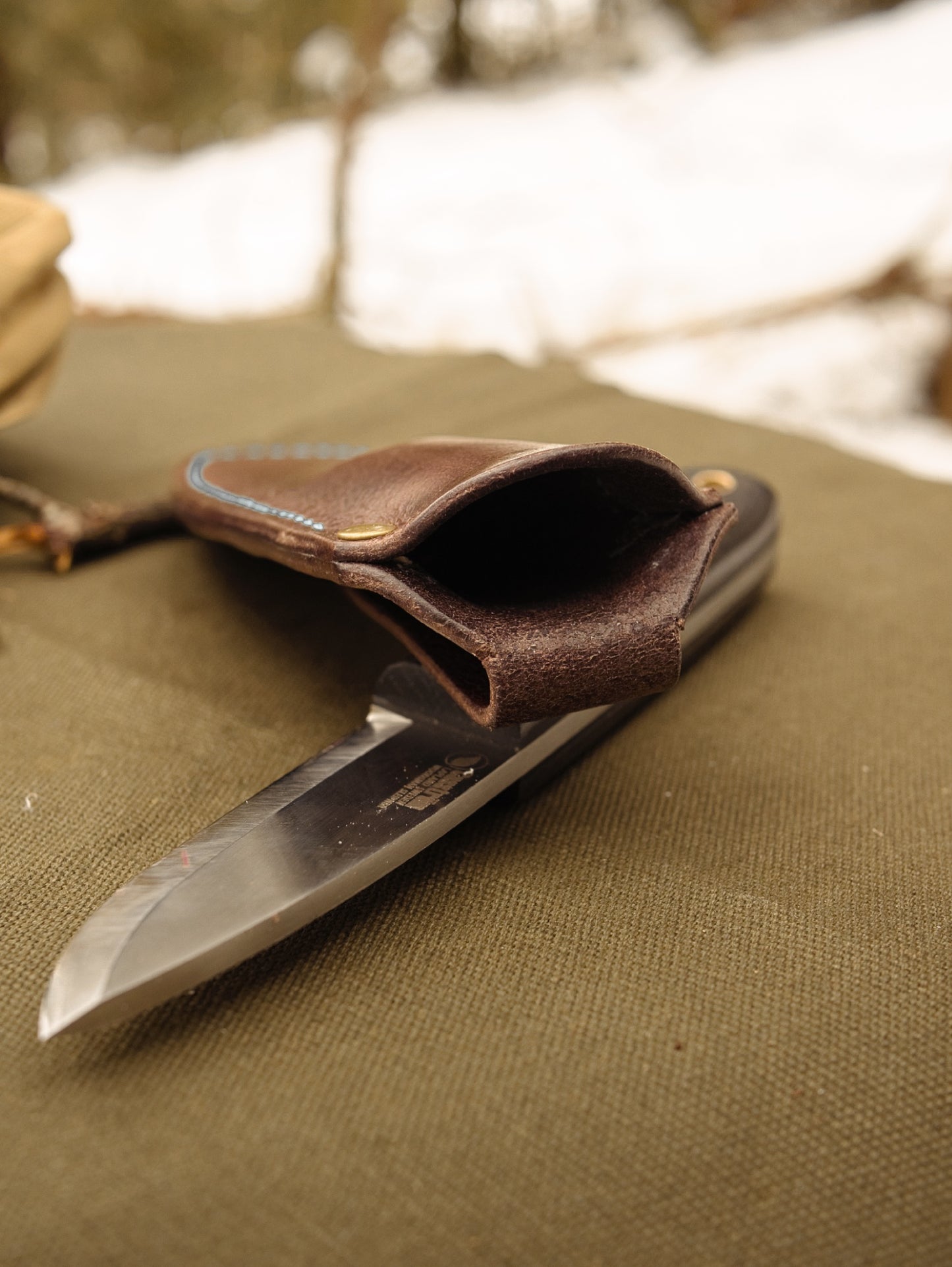 Lederscheide für Bushcraft Messer bis 100 mm Klingenlänge | Büffelleder Rechtsträger mit Belüftungssystem handgefertigt - kaffeebraun