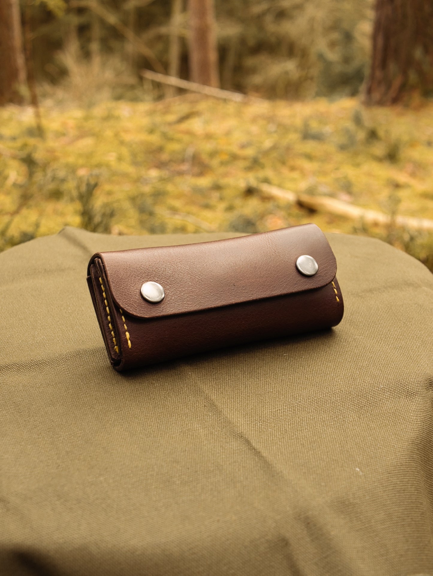 Messer Schärf- und Pflegeset für unterwegs | Schärfstein | Pflegeöl | Abziehleder | Büffelledertasche | Messerschärfset