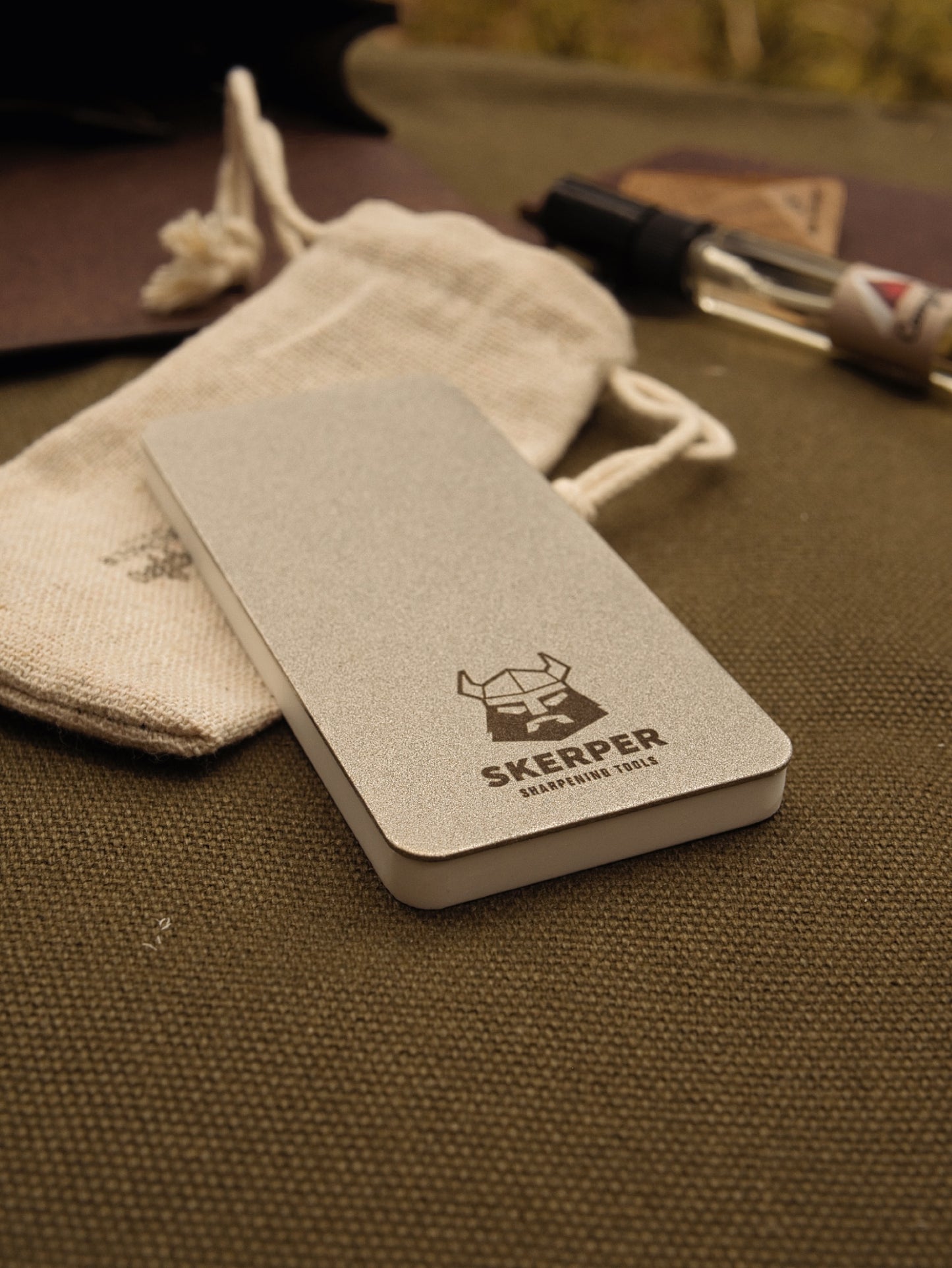 Messer Schärf- und Pflegeset für unterwegs | Schärfstein | Pflegeöl | Abziehleder | Büffelledertasche | Messerschärfset