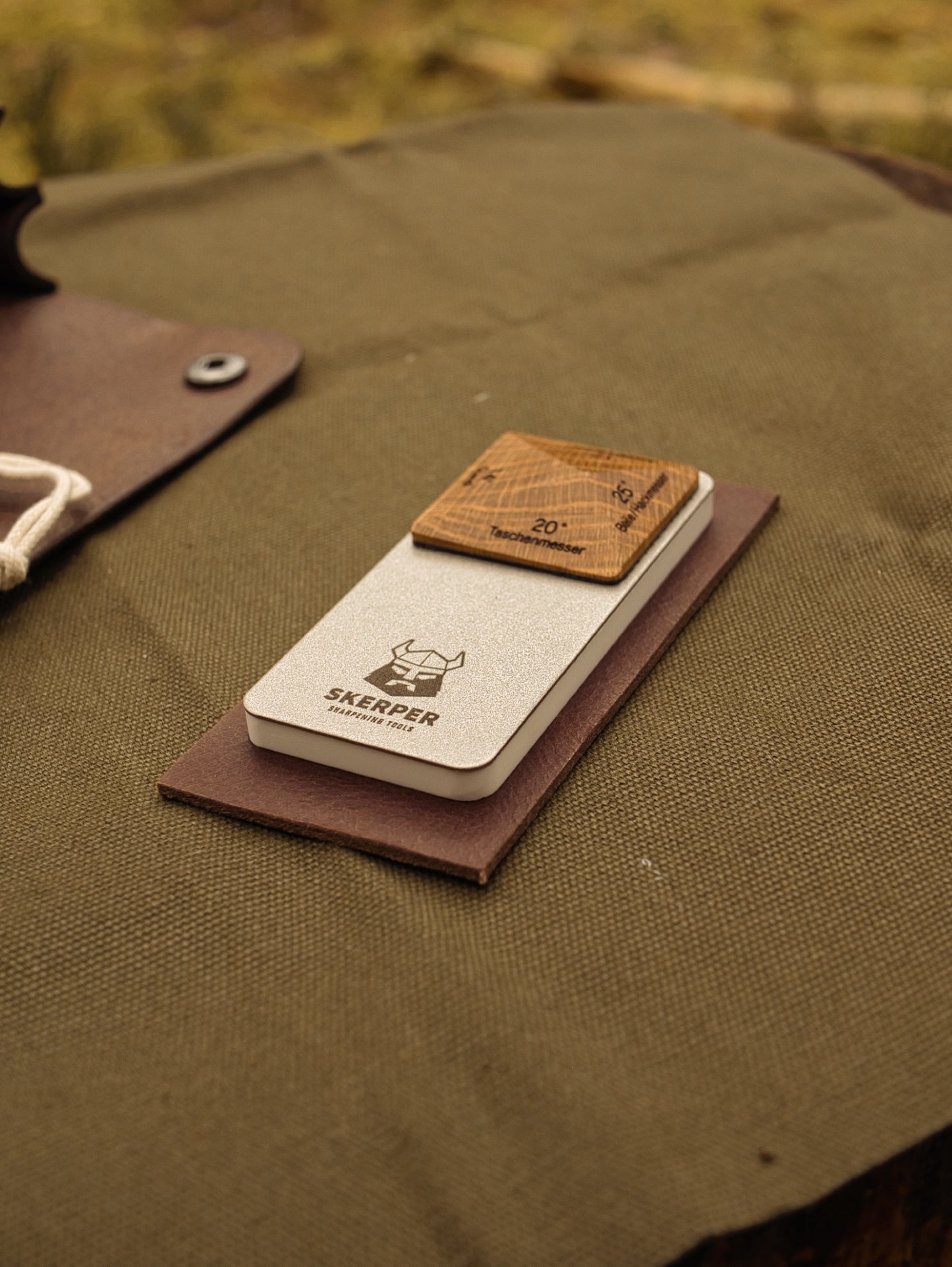 Messer Schärf- und Pflegeset für unterwegs | Schärfstein | Pflegeöl | Abziehleder | Büffelledertasche | Messerschärfset