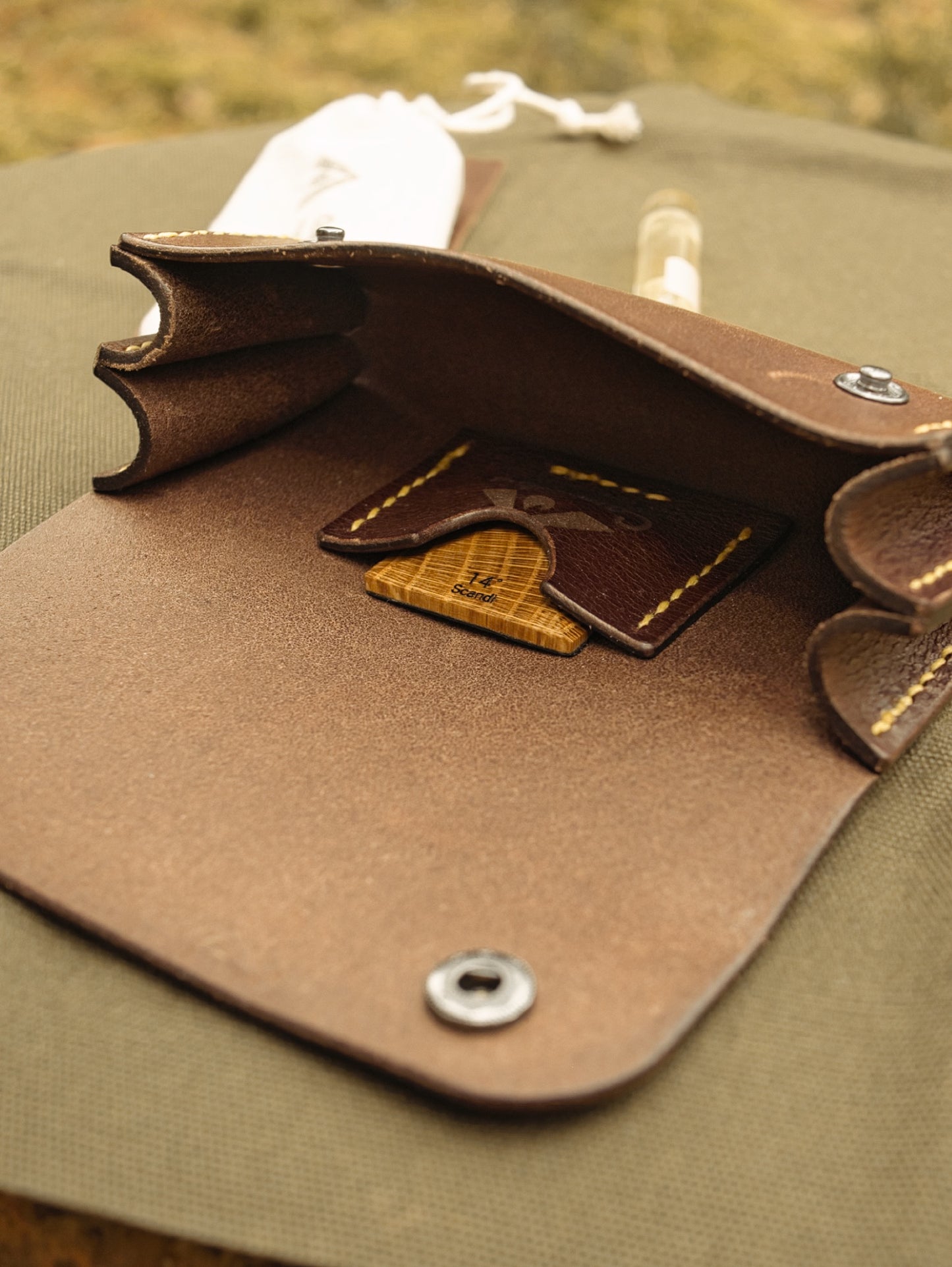 Messer Schärf- und Pflegeset für unterwegs | Schärfstein | Pflegeöl | Abziehleder | Büffelledertasche | Messerschärfset