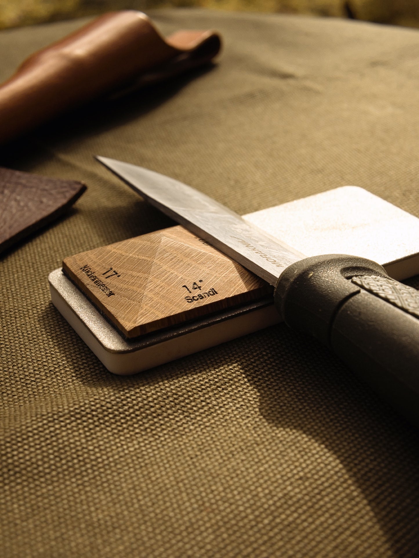 Messer Schärf- und Pflegeset für unterwegs | Schärfstein | Pflegeöl | Abziehleder | Büffelledertasche | Messerschärfset