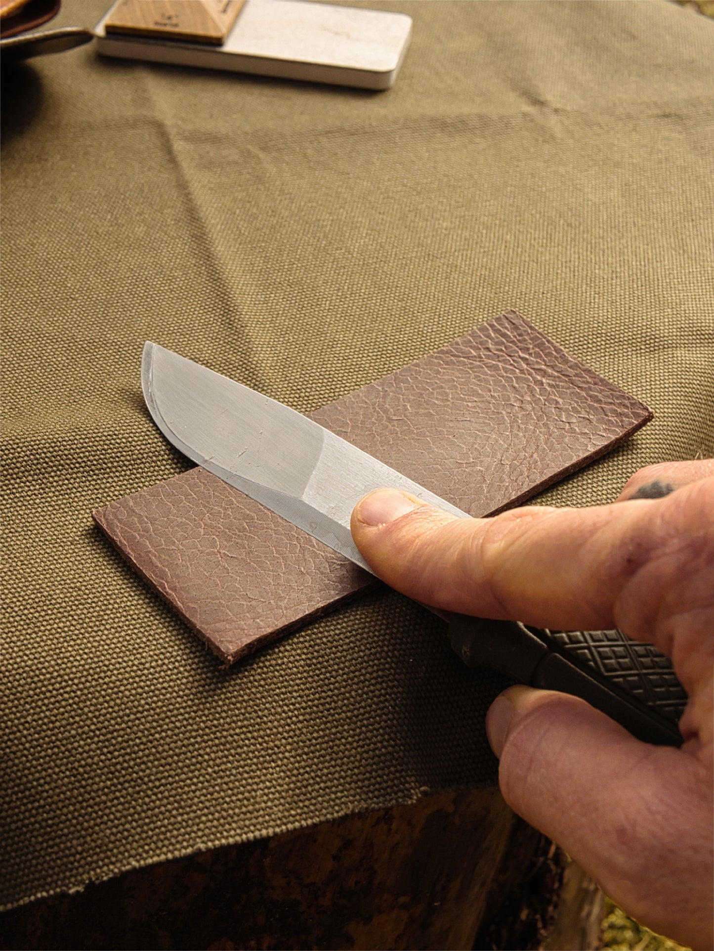 Messer Schärf- und Pflegeset für unterwegs | Schärfstein | Pflegeöl | Abziehleder | Büffelledertasche | Messerschärfset