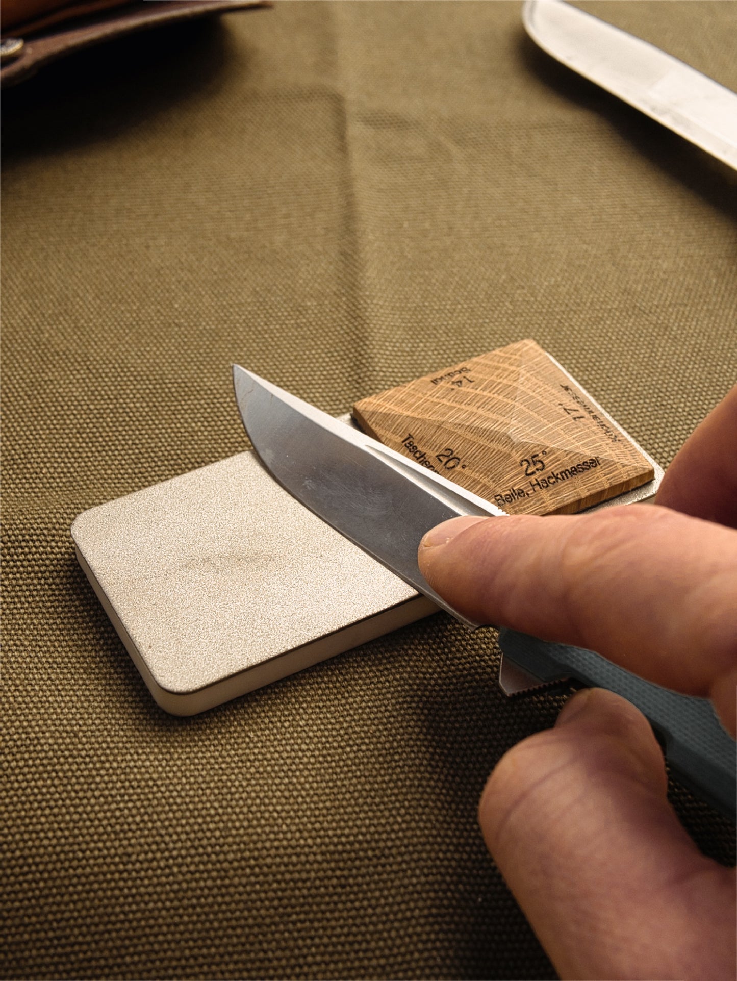 Messer Schärf- und Pflegeset für unterwegs | Schärfstein | Pflegeöl | Abziehleder | Büffelledertasche | Messerschärfset