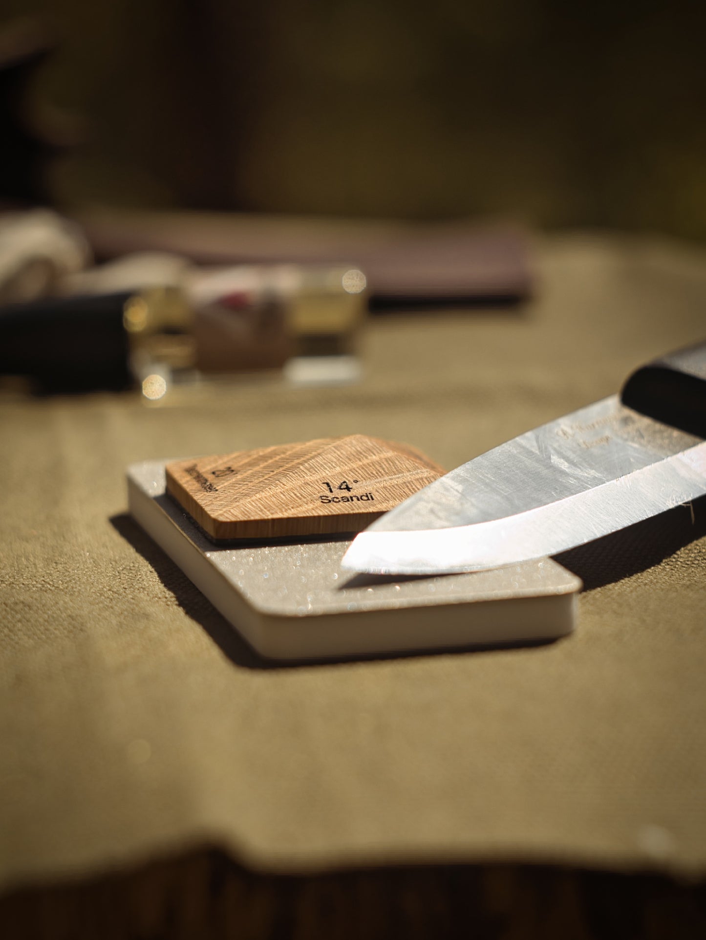 Messer Schärf- und Pflegeset für unterwegs | Schärfstein | Pflegeöl | Abziehleder | Büffelledertasche | Messerschärfset