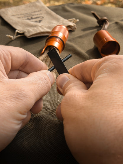 Notfall Feuerstarter Set mit Feuerstahl & Zunder | Wasserdichtes Bushcraft EDC Feuerkit