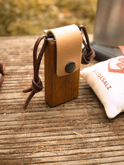 Campfire Spicetool - Salz & Pfeffer Outdoor Gewürz-Set aus Cumarouholz, Büffelleder und Edelstahl in zwei Farben